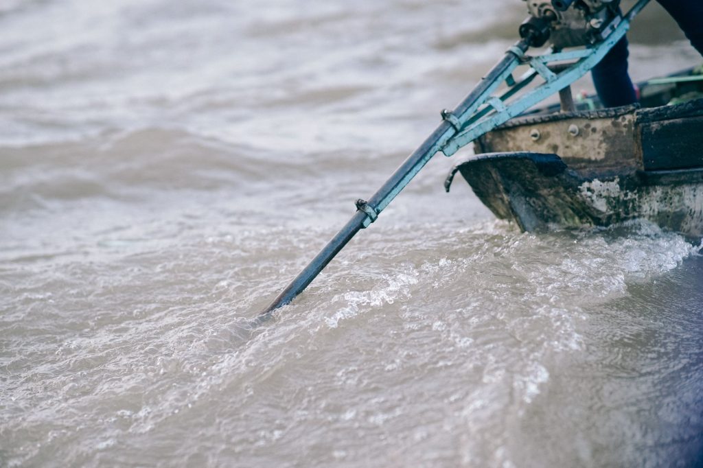 a traditional rowing boat with a wooden paddle — Cần Thơ – An Giang Adventure, mekongtodo real Mekong Delta tour